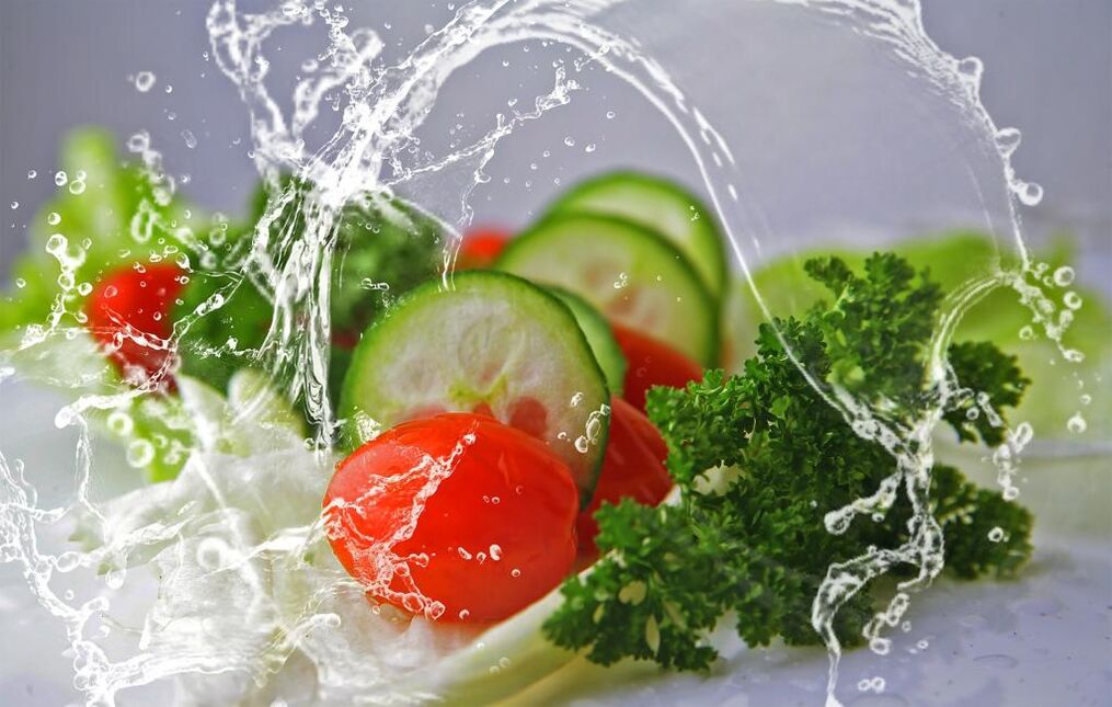 Alimentação saudável e água são elementos importantes para perda de peso