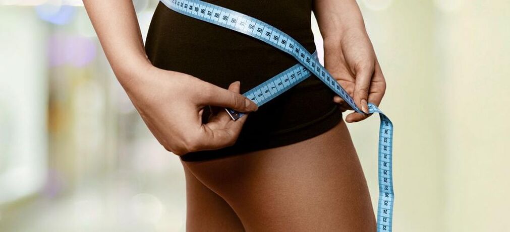 Uma mulher registra os resultados de uma perda de peso eficaz