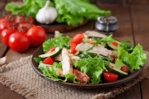 Salada de frango e legumes é uma ótima opção para um jantar leve pós-treino. 