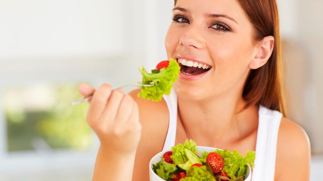Comer salada verde, se você estiver em uma dieta preguiçosa